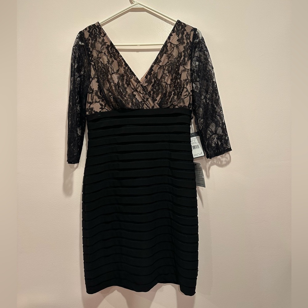 Adrianna Papell - Long Sleeve Lace Band Dress